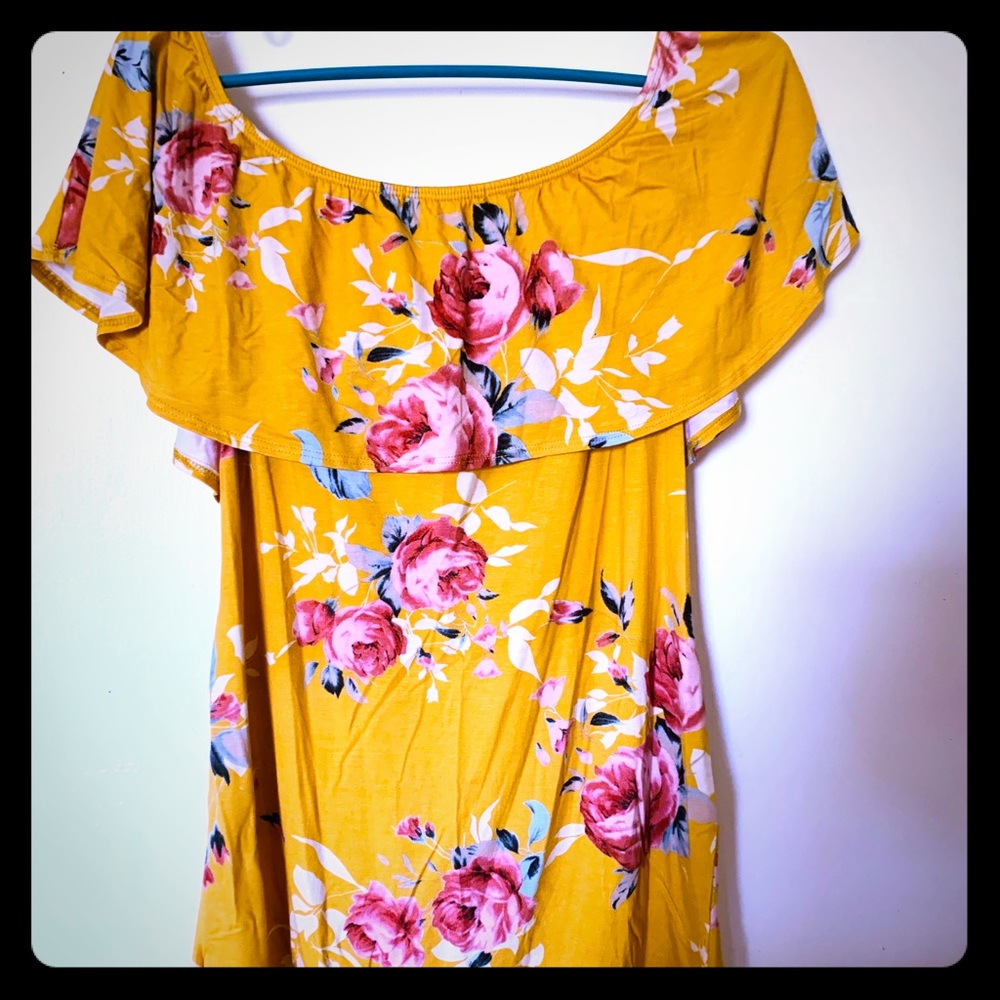 Maternity top floral in Size M.